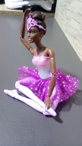 Barbie bailarina Negra que acende luz,e é toda articulada