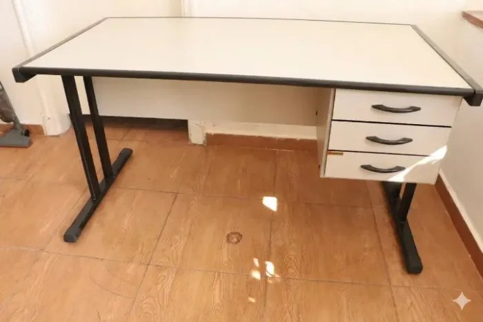 Mesa de Escritório Robust 137x70cm com Gaveteiro (3 Gavetas) e Chave