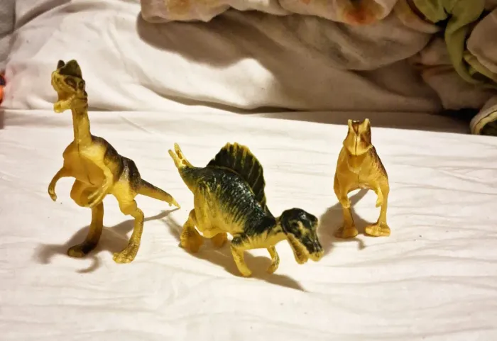 Dinossauros pequenos de brinquedo: dilofosaurus, espinosaurus e tiranosaurus rexs