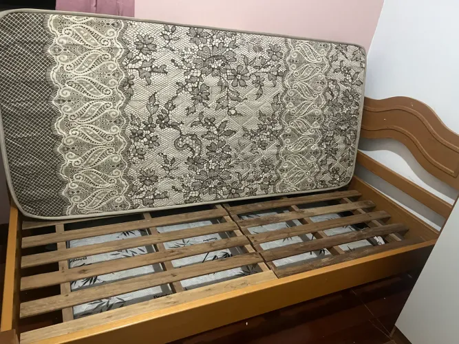 Cama com colchão solteirão