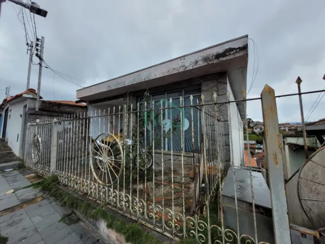 Excelente casa á venda no bairro Estancia São José em Poços de Caldas MG.