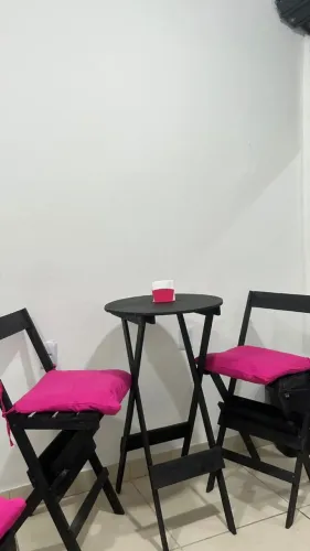 Mesa bistrô com duas cadeiras