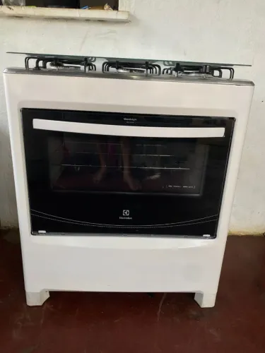Fogão Electrolux funcionando direitinho suas bocas e forno faço entrega