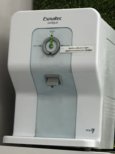 Purificador e refrigerador Esmaltec Branco.