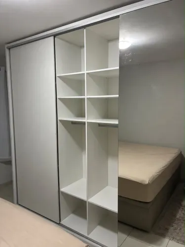 Guarda-roupa planejado/modulado com portas de correr à venda
