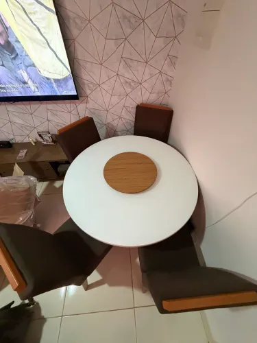 Mesa com 4 cadeiras! Super Nova!