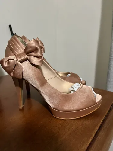 Salto alto rose com laço - elegante (Laura Prado)