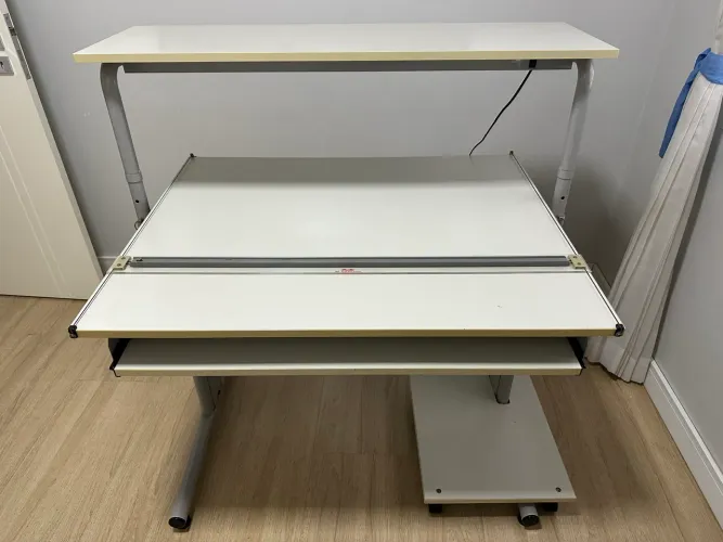 Mesa Profissional com Iluminação Integrada