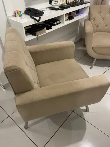 Duas Poltronas Begues (Capitonê) 