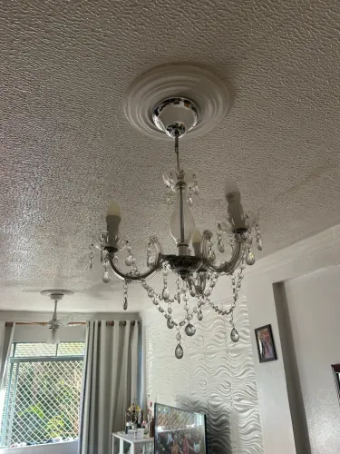 Lustre acrílico com lâmpada de pingo