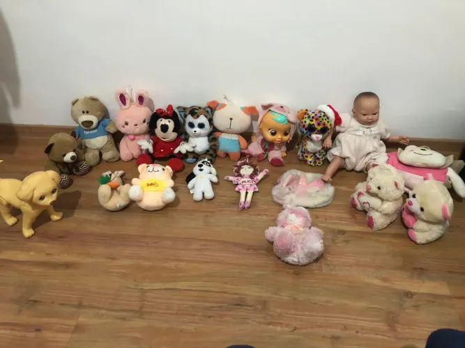 Vendo pelúcias e bonecas