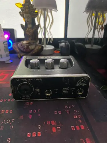 Interface de Áudio Behringer Um2