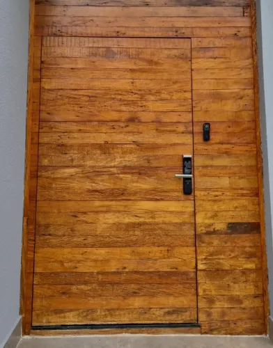 Porta de madeira de demolição