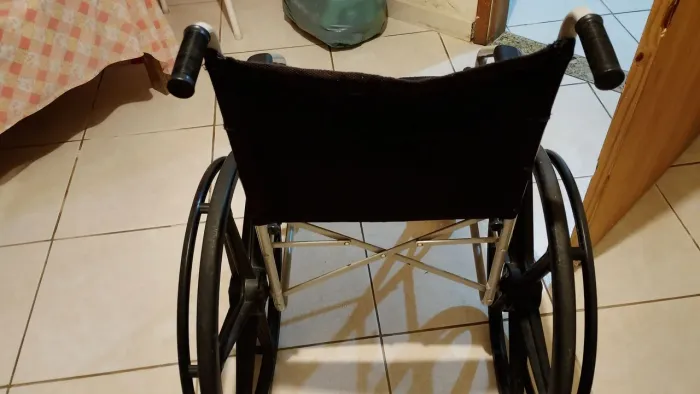 Vendo cadeira de rodas excelente largura do assento 40 cm.suporta 80a 100 kilos