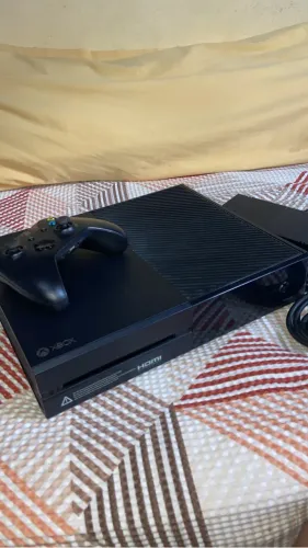 Xbox One + controle (pouco usado)