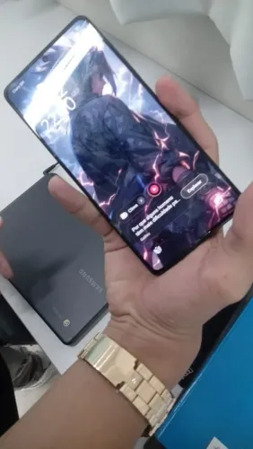 Vendo celular poco f5 1600 reais 1 ano de uso 256 gb tela riscada<br>