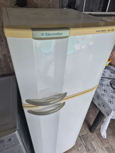 Vendo geladeira funcionando perfeitamente valor 550