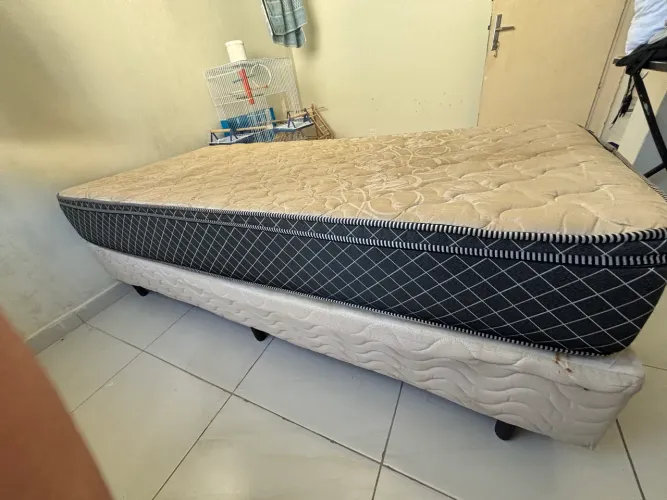 Vendo cama box de solteiro