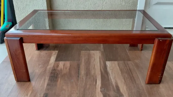 Mesa de Centro em Madeira com Tampo de Vidro