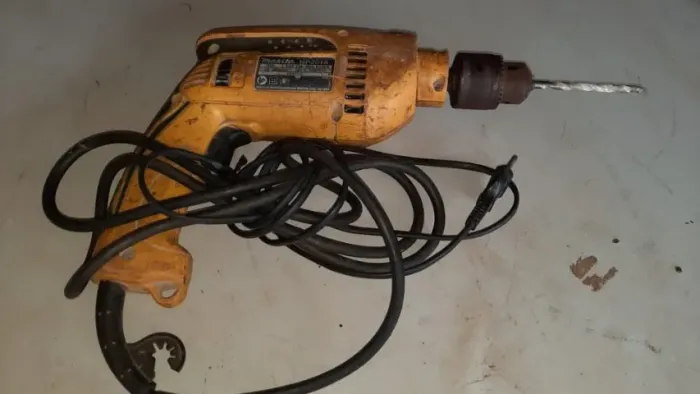 Furadeira de impacto Makita 680 watts 127 volts modelo hp 2016 usada funcionando 100%