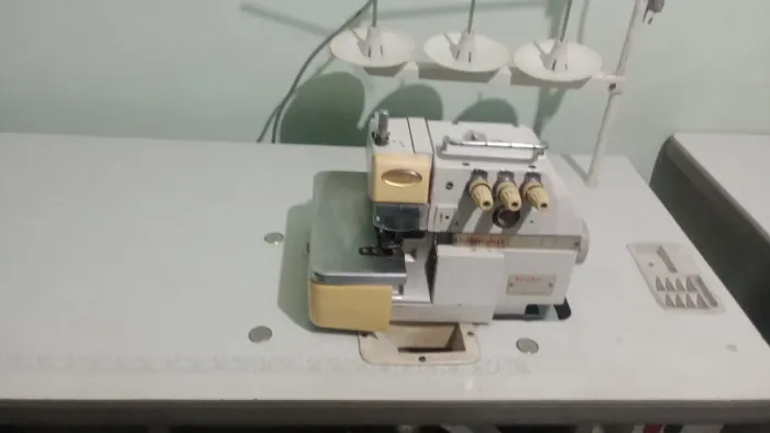 Máquina de costura overlock