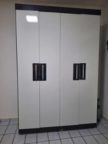 Vendo guarda roupa preto com branco