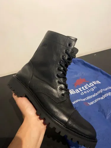 Bota Bull Walk Cano Alto Em Couro Legitimo, Original da Barcelona Design.