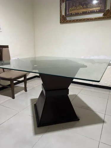 Mesa quadrada grande sem as cadeiras