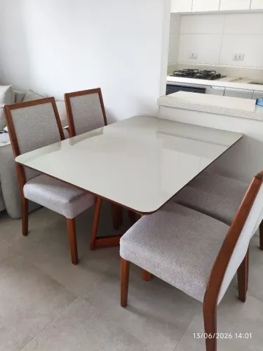 Mesa de jantar 4 lugares com tampo de vidro off white madeira maciça
