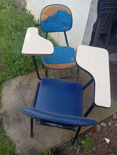 Vendo cadeiras para salas de aulas( carteira) estofadas .