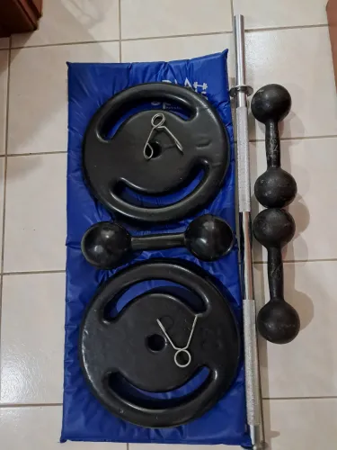 Kit de Pesos (2 anilhas de 20kg, barra/presilhas/colchonete, 2 halteres de 6kg 1 de 10kg)