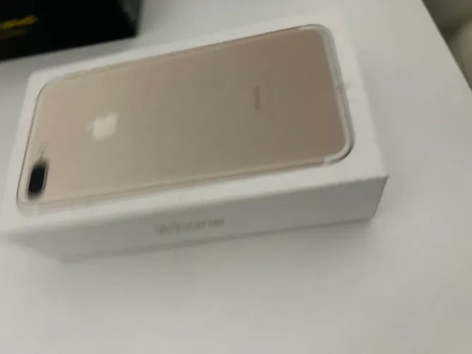 Caixa Apple iPhone 7 Plus na cor dourada