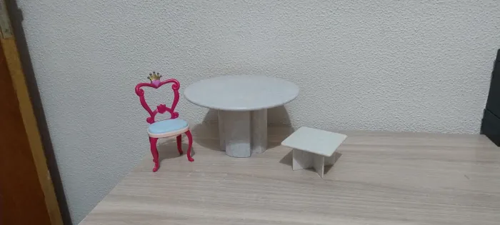Lote cadeira e mesas Barbie