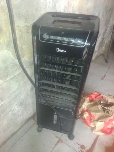 Climatizador de ar e umidificador de ar Midea preto com defeito liga e desliga sozinho