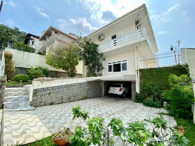 Casa com 04 dormitórios em Coqueiros, Florianópolis/SC!