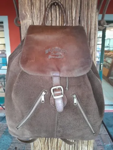 Mochila, em couro e camurça natural, da marca Mr. Ghost. 