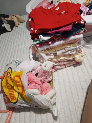 Roupas de bebê menina 3e4 meses dependendo da 6 tbm
