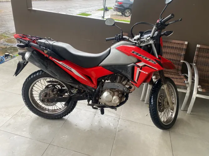 Moto Bross bem conservada