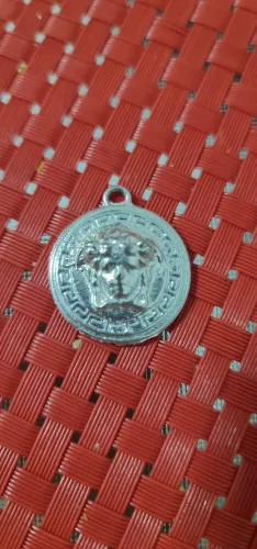 Pingente medusa versace.