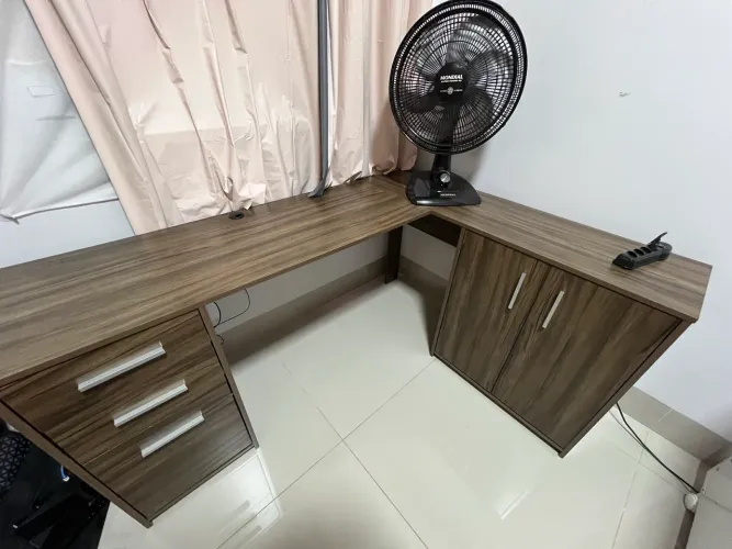 Mesa de Canto de Escritório e Ventilador de Mesa