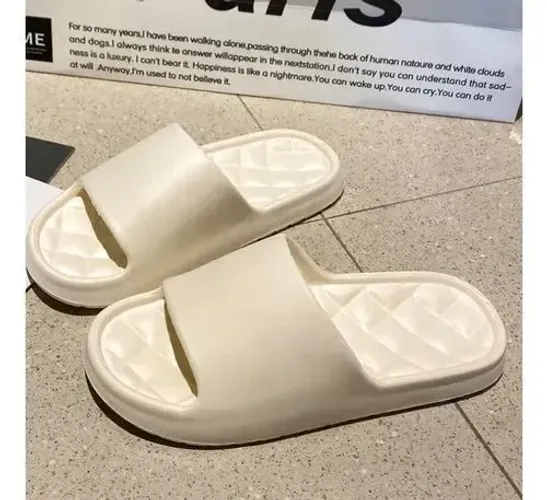 Estes chinelos branco estilo nuvem