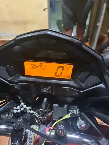 Vende-se moto em boa condições dois peneus novo quite novo moto em perfeito estado