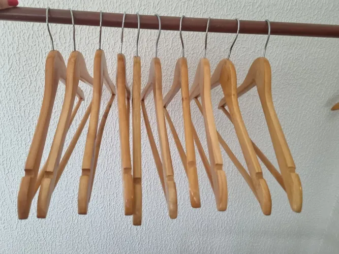 Kit com 10 cabides de madeira