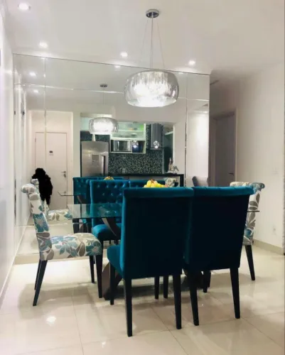 Vendo Mesa com cadeiras lindas!!!