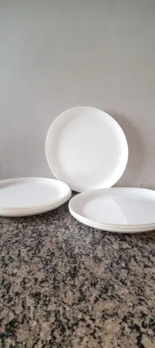 Pratos de vidros brancos