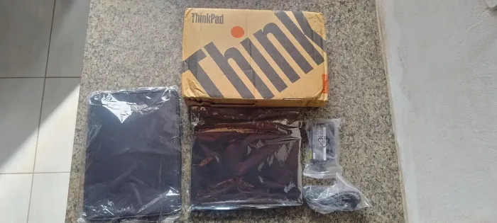 Lenovo ThinkPad E14 Gen 2 - Semi-novo, quase sem uso.