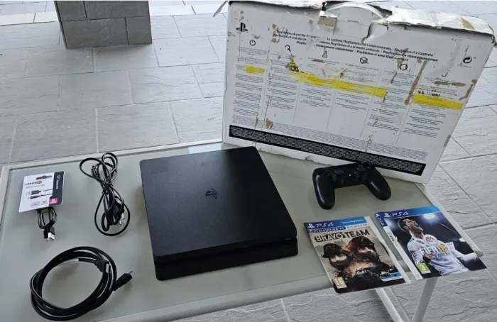 Ps4 slim 650 GB