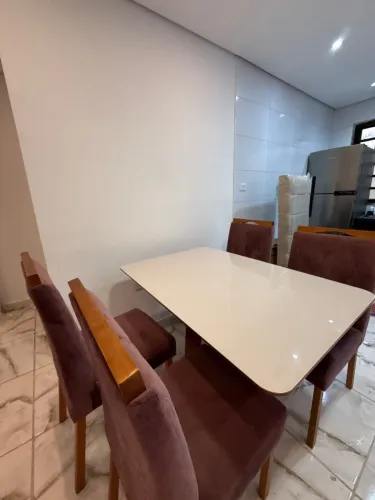 Mesa e sofá