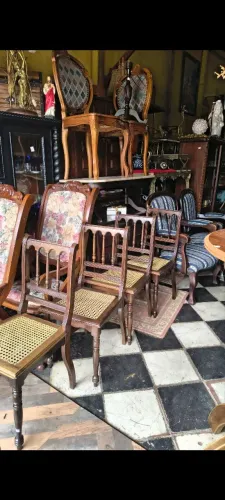 Cadeiras estilo colonial com palinha com palinha.