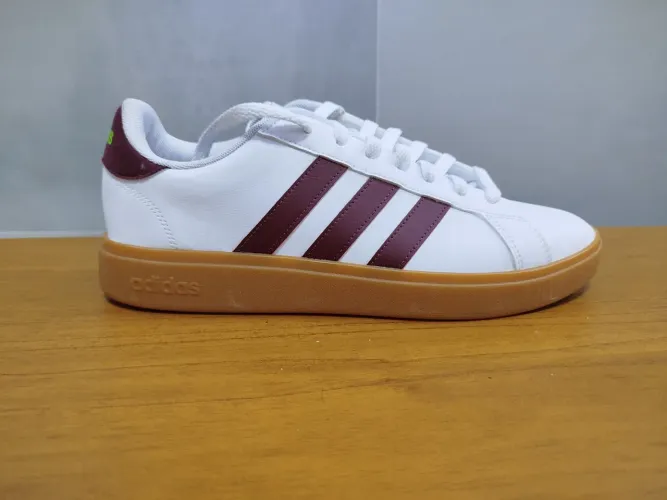 Tênis Adidas Grand Court Base 2.0 (Branco/Vinho com sola de borracha gum)<br>Tamanho 40
